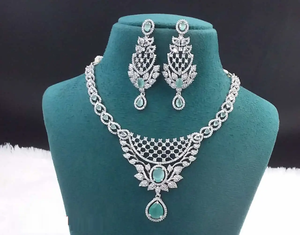 Finition brillante AD Jewelry Collier habilement conçu pour le glamour de tous les jours et chaque destination Quantité en vrac disponible - Product Image 1