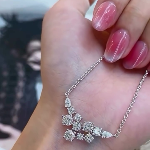 Collier en diamants de laboratoire ronds et en forme de poire certifiés IGI 4.00 carats de poids total, clarté DEF VVSVS - Product Image 1