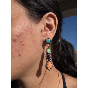 Boucles d'oreilles pendantes Navajo faites à la main en argent sterling et pierres multiples, en forme de goutte d'eau - Product Image 2