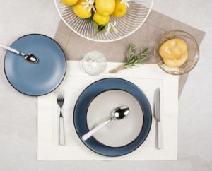 Service de vaisselle rond en grès 18 pièces, assiettes Blue Moon par Excelsa Europe et design italien, bord peint à la main, compatible lave-vaisselle - Product Image 4