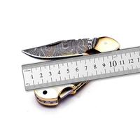 Couteau de poche pliant artisanal sur mesure en acier Damas, lame à pointe traînante, manche en laiton, pour usage extérieur, étui en cuir, OEM