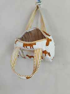 Sac de voyage mini en coton matelassé à imprimé tigre avec décoration florale, fabriqué à la main au Rajasthan, fermeture éclair pour les voyages - Product Image 5