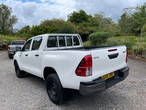 Toyota Hilux 2.4 D-4D Active Doble Cabina Pickup 4x4 RHD Usada de 2021 - Product Image 6