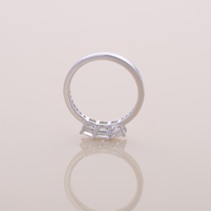 Anillo de compromiso de oro blanco, rosa y amarillo de 18 quilates con tres diamantes de corte princesa de 3.44 quilates cultivados en laboratorio. - Product Image 5