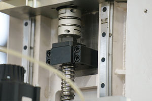 Scie à pont CNC 4 axes 4+1 pour la découpe et le polissage du marbre et du granit avec broche à refroidissement liquide de 5,5 kW - Product Image 2