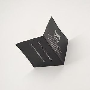 Matériau recyclé Ruban de satin noir Impressions blanches Étiquette principale de lavage de soin de haute qualité avec logo de marque Nom Étiquette de vêtement - Product Image 5