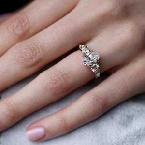 Anillo de Diamante Ovalado de Laboratorio con Certificación IGI de 2.33 Quilates VS1 en Oro de 14K, Anillo de Compromiso y Boda Personalizado para Mujer, Joyería para Fiestas - Product Image 2