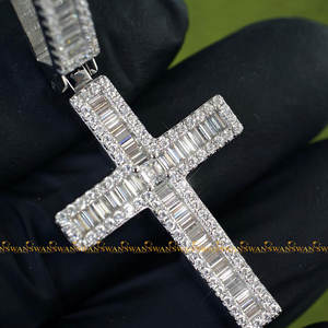 Pendentif croix de Jésus Hip Hop en or blanc 10Kt rehaussé de diamants Moissanite ronds et taille baguette VVs Clarity - Product Image 3