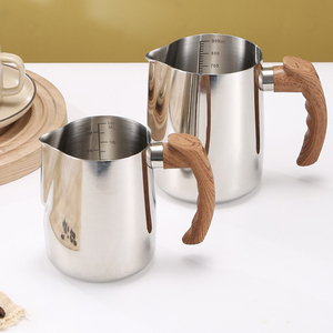 Pichet à mousse de lait en acier inoxydable 304 avec poignée en bois, bec pointu, échelle, carafe à <span class=keywords><strong>café</strong></span> pour latte art, tasse à fondre la cire - Product Image 1