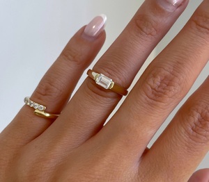 East West Emerald Cut Lab Grown Diamond Ring Solitaire CVD Lab Diamond Bridle Ring 0,42 Ct Emerald Cut Lab Grown Anillo de compromiso - Product Image 4