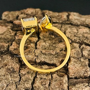 Bague de fiançailles en or massif 14 carats avec diamant CVD taille émeraude certifié IGI, style Chrétien Toi et Moi - Product Image 4