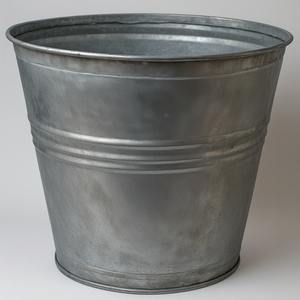 Jardinière galvanisée faite à la main avec une finition classique parfaitement adaptée au style saisonnier extérieur et aux arrangements de jardin décoratifs - Product Image 5