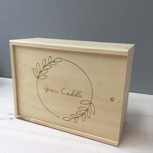 Boîte de rangement décorative souvenir de couronne - Product Image 1