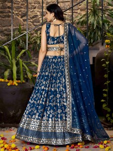Impresionante azul Dola seda Jacquard Lehenga Choli conjunto intrincado plata Zari Floral brillo para fiestas - Product Image 4