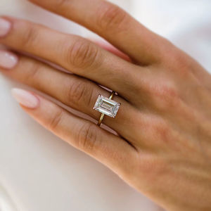 Bague de fiançailles en émeraude blanche taille émeraude 12x8 mm |   Bague solitaire en or pour femme |   Bijoux de mariée CZ - Product Image 1