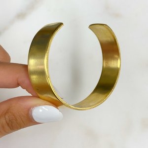 กำไลข้อมือทองเหลืองดิบเรียบเลือกขนาดของคุณเล็กกลางหรือใหญ่พร้อมสวมข้อมือ - Product Image 5