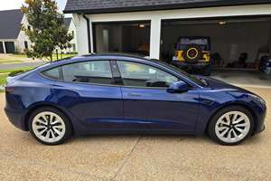 รถยนต์รุ่นปี 2023 โมเดล 3 ลองจ์เรนจ์ ขับเคลื่อนสี่ล้อ เครื่องยนต์เบนซินธรรมดา ล้อแม็ก R18 ไมล์น้อย เกียร์อัตโนมัติ พวงมาลัยซ้าย สีเข้ม สภาพดี เบาะหนัง - Product Image 6