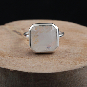 925 plata esterlina Arco Iris piedra lunar solitario anillo de moda bisel ajuste boda compromiso fiesta moda para mujeres - Product Image 1