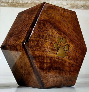 Urna de cremación para mascotas hexagonal elegante más barata hecha de madera natural con incrustaciones de estampado de pata para el recuerdo de mascotas de Vietnam - Product Image 5
