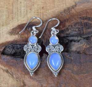 Boucles d'oreilles pendantes en argent sterling opalite laiteuse, serties clos, plaquées rhodium, bijoux de luxe faits à la main avec pierres précieuses, cadeau élégant pour femme - Product Image 3