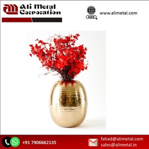 Vase à fleurs en métal martelé moderne avec luxe doré Nouveau design Vase à fleurs élégant pour la maison et entièrement personnalisable. - Product Image 5