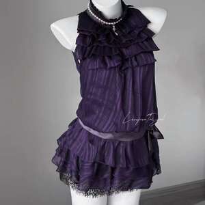 Ensemble deux pièces vintage rétro pour le printemps : haut court en dentelle à col licou avec nœud papillon et jupe courte moulante violette au-dessus du genou + jupe à volants - Product Image 1