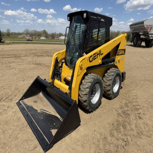 Composants essentiels du moteur de chargeuse sur pneus diesel jaune Gehl Skid Steer Loader - Product Image 1