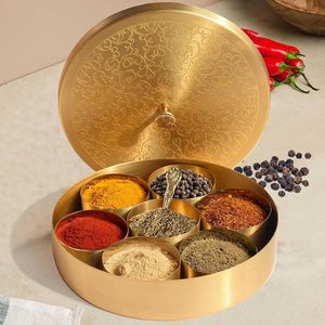 Boîte à épices en aluminium Pure Source India Masala Dabba Design classique de l'Uttar Pradesh avec cuillère et 7 contenants - Product Image 4
