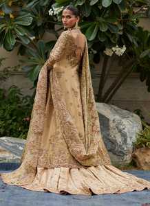 Robe de mariée classique pakistanaise dorée faite à la main, coupe trapèze, longueur ras du sol, avec laçage, taille naturelle, manches longues, col bateau, broderies de perles - Product Image 5