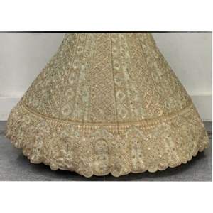 Lehenga เจ้าสาวดีไซเนอร์พร้อมไฮไลท์ประดับเลื่อมและปักอย่างประณีตสำหรับปาร์ตี้ฤดูหนาว B2B การขายพร้อม zari touches - Product Image 5