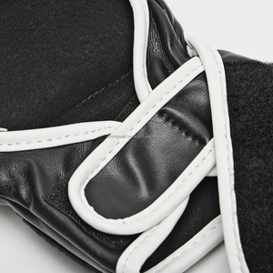 Gants de boxe MMA personnalisés DWELT GEARS OEM en cuir respirant, durables, antidérapants, avec sangle de poignet réglable à boucle auto-agrippante, légers - Product Image 3