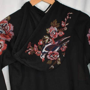 Sudadera Premium Negra para Mujer con Bordado 3D de Rosa, Puños Acanalados en Contraste, Logotipo Frontal, Tela de Felpa Suave - Product Image 4