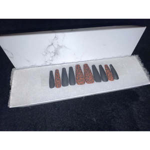 Cheetah Press-On Nail: Elegante decorazione per unghie da donna - Product Image 1