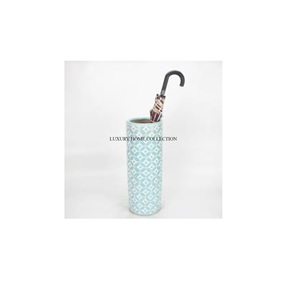 Porte-parapluie décoratif en métal antique avec une silhouette haute et élancée alliant utilité de rangement et charme esthétique - Product Image 1