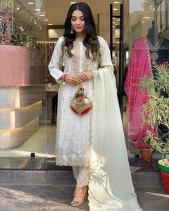 Ensemble Salwar Kurti traditionnel en tissu de soie viscose pure de couleur blanche, style sud-indien, avec travail de sequins et de broderies, à prix de gros - Product Image 4
