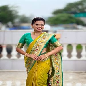 ผ้าซิ่นปาธานีเนื้อนุ่มจากวัสตรา คอทเทจ ประดับด้วยลายซารีแบบซารีมีนาการี พร้อมพู่ห้อยสีเขียวมรกตที่หรูหรา  ชุดสำหรับผู้หญิงใส่ในงานเทศกาลหรืองานแต่งงาน - Product Image 1