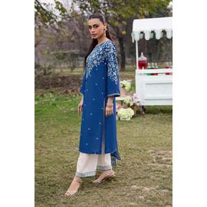 Conjunto de Traje Bordado de 3 Piezas para Mujer, Estilo Batik, con Dupatta Bordada de Chifón y Pantalones Bordados, Modelo BIC-4812 - Product Image 3