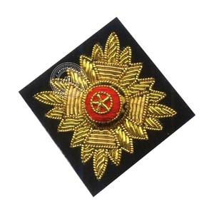 Badges de broderie faits à la main avec exigence personnalisée en gros pour uniformes vente en ligne - Product Image 6