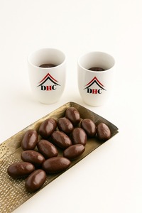 Conçu pour impressionner le plateau de service en métal orné, l'or fini transforme chaque chocolat en pièce maîtresse de célébration - Product Image 3