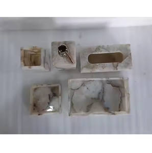 Extraordinaires accessoires de salle de bain superfins et de qualité supérieure par Crescent Crafts - Product Image 2