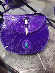 Cartera de cuero tallado a mano, monedero hecho a medida, color morado, con piedras preciosas reales, adecuada para tiendas de temática vintage para reventa - Product Image 3
