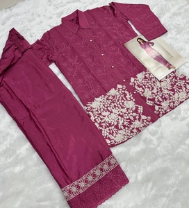 Conjunto de Ropa para Mujer Aashirwad Mor Bagh Amulya, Traje de Seda Chinon Premium con Bordado Elegante y Diseño de Corte Detallado - Product Image 6