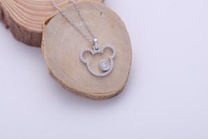 Colgante de moda con cabeza de ratón de dibujos animados, micro pavé de diamantes de laboratorio en oro amarillo/blanco y rosa de 18 quilates. - Product Image 2