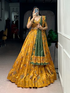 Lehenga de seda tussar con diseño dorado y estampado en foil, con blusa sin coser de seda tussa y dupatta de seda tussar. - Product Image 3