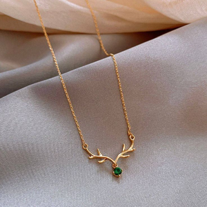 Élégant pendentif cercle en or avec centre en cristal floral, symbolisant l'harmonie et l'amour, idéal pour un usage quotidien ou occasionnel. - Product Image 2