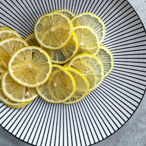 Rebanadas de limón secas con aroma de refresco orgánico y sin OGM Proceso de secado FD Empaquetado para uso a granel en bebidas Cócteles Té Dulces - Product Image 1
