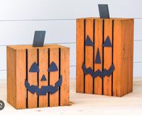 Trio de citrouilles en bois moderne et écologique fabriqué à la main avec des visages fantaisistes et des chapeaux à rayures Décoration d'Halloween de table