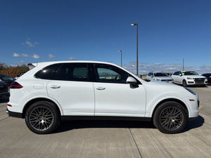 Cayenne Platinum Edition 2017 d'occasion, SUV 3.6L V6 AWD automatique, véhicule utilitaire sport de luxe à vendre - Product Image 3