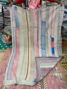 Couverture de lit réversible en patchwork Kantha en coton bohème, motif géométrique fait main, 300 fils au pouce carré, 40 fils. - Product Image 2