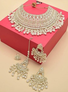 Ensemble de collier ras du cou de mariée en perles Kundan de luxe avec boucles d'oreilles et Maang Tikka Bijoux de mariage indiens - Product Image 2